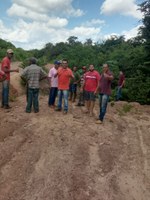 Vereador Oscimar Guida acompanha abertura de estrada no interior