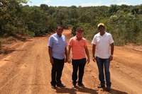 Vereadores vistoriam obra de estrada vicinal da região do Povoado Vale Verde